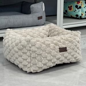 เตียงสุนัขผ้าฟลีซลายเกล็ดหิมะสีพื้นทรงสี่เหลี่ยมผืนผ้า นุ่มสบาย สีเบจ - Product Image 1