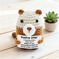 Poupée en crochet Otter Joyeuse, Peluche d'Épauleillage Faite à la Main avec Carte Positive, Poupée Émotionnelle en Crochet Pingouin Positive