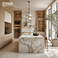 Meubles de cuisine Japandi sur mesure en chêne blanc européen naturel, portes escamotables, îlot Calacatta Macchia en cascade, menuiserie de style manoir
