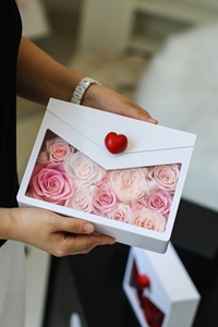 La Scatola a Forma di Busta Contiene un Nuovo e Affascinante Set Regalo a Tema San Valentino Pieno di Dolci Parole e Rose. - Product Image 5