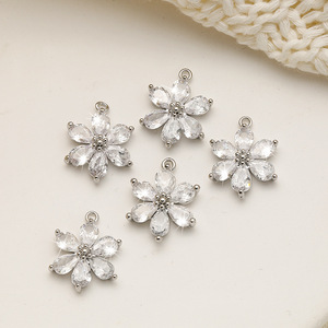 18K de alto color de un solo colgante pequeñas margaritas doble colgante de seis válvulas flor colgante patrón DIY joyería colgante descuento - Product Image 3