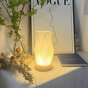Lámpara <span class=keywords><strong>de</strong></span> <span class=keywords><strong>noche</strong></span> <span class=keywords><strong>de</strong></span> forma única <span class=keywords><strong>de</strong></span> estilo nórdico, Base <span class=keywords><strong>de</strong></span> madera, lámpara <span class=keywords><strong>de</strong></span> mesita <span class=keywords><strong>de</strong></span> <span class=keywords><strong>noche</strong></span> regulable con enchufe USB, lámpara <span class=keywords><strong>de</strong></span> mesa LED con volantes impresa en 3D creativa - Product Image 4