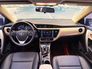 Voitures d'occasion 2017 pour Toyota Corolla d'occasion, double moteur 1.8L E-CVT 99 ch L4 hybride, berline 5 places, argent, Toyota Corolla 2017 d'occasion - Product Image 6