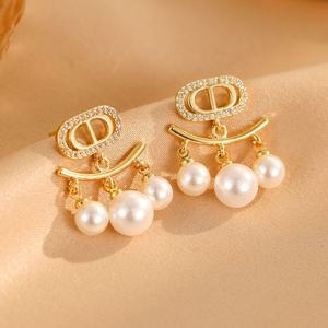 Boucles d'oreilles à clous pour femmes de luxe, tendance, en argent S925, avec micro-incrustations de zircon, lettre, plaqué or, perle dynamique, pompon, cadeau - Product Image 3