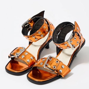 Nouvelles sandales d'été à bout ouvert avec boucles et clous métalliques pour femmes, talons courts de 5 cm, style slingback - Product Image 3