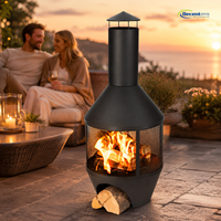 Moderne schwarze Metall-Holzfeuerstelle mit Holzlager und Funkenfanggitter für Terrassen-Feuerstelle im Freien