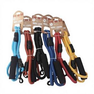 Laisse pour chien robuste avec poignée antidérapante en éponge 5 pieds - Product Image 1