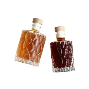 Bottiglia di vetro trasparente in rilievo personalizzata in fabbrica per bevande con sughero polimerico