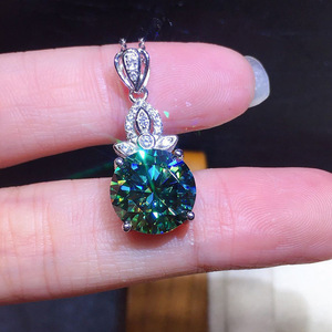 Collana con Pendente in Argento 925, Cristallo Verde, Strass con Montatura a Griffe, Taglio Brillante Rotondo, Lusso Femminile per Uso Quotidiano - Product Image 1