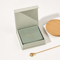 Boîte cadeau à bijoux à couvercle rabattable avec pochette en microfibre douce pour collier, emballage de marque et présentation en magasin