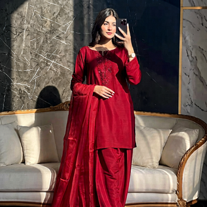 Haut en soie crêpe naturelle avec broderie de perles et de sequins faites à la main, style Farshi, et dupatta entièrement cousus. - Product Image 1