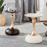 Luxuriöser Moderner Beistelltisch mit Einzigartigem Taillendesign für Zuhause Zeitgenössischer Französischer Kleiner Eck-Kaffeetisch Dekorative Metallmöbel