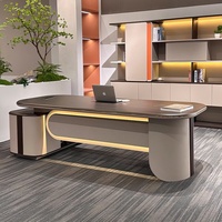Bureau de direction moderne de luxe en forme de L pour PDG/Directeur général, design en panneaux de bois, meuble de rangement latéral, style moderne et luxueux
