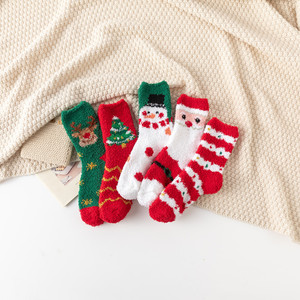 Chaussettes en polaire corail rouge pour femme - Chaussettes épaisses et chaudes en peluche mi-mollet pour la maison, le sommeil et le sol, idéales comme cadeau de Noël pour l'hiver - Product Image 4
