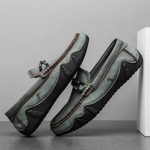 Nouveaux modèles de mocassins décontractés pour hommes en cuir microfibre faits à la main, tendance mode, chaussures habillées légères avec semelle extérieure en caoutchouc pour l'été - Product Image 3