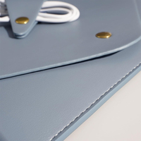 Ensemble d'accessoires pour ordinateur portable en cuir PU bleu ardoise pour le commerce B2B : pochette enveloppe, tapis de souris