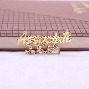 Spilla di Lusso Placcata Oro 18K Jack and Jill of America con Design Traforato Ispirazionale e Strass Incastonati - Product Image 3