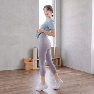 กางเกงโยคะเอวสูงไร้ตะเข็บ ความยาวครึ่งน่อง สีพื้น เอวยางยืด ผ้ายืดสแปนเด็กซ์ ไนลอน สำหรับผู้หญิง ออกกำลังกาย ฟิตเนส - Product Image 1