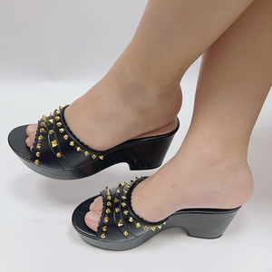 Y 37-42 Nuovi <span class=keywords><strong>Sandali</strong></span> <span class=keywords><strong>con</strong></span> Plateau e Cinturino Singolo Borchiati da Donna, Ciabatte Sexy e Versatili <span class=keywords><strong>con</strong></span> Tacco Alto - Product Image 3