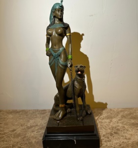 Escultura de Bronce Estilo Americano de una Chica Guiando a un Leopardo; Escultura Figurativa Estilo Europeo - Product Image 1