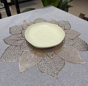 แผ่นรองจานลายดอกไม้แบบควิลท์เมทัลลิกไวนิลพีวีซีสั่งทำขายส่ง แผ่นรองโต๊ะอาหารตกแต่ง แผ่นรองจานหรูหรา - Product Image 3