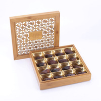 Boîte d'emballage personnalisable en bois rectangulaire de luxe gravée au laser et sérigraphiée pour chocolats et bonbons, fabriquée à la main à Djeddah, Arabie Saoudite
