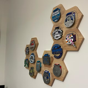 Espositore per Medaglie Esagonale in <span class=keywords><strong>Legno</strong></span> a Nido d'Ape, <span class=keywords><strong>Spessore</strong></span> 15mm, Diametro 137mm - Product Image 2