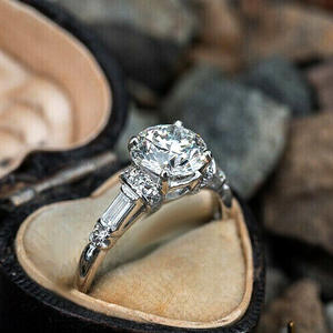 Anello di Fidanzamento F1420 per Donna in Oro Bianco con Diamante Taglio Brillante Rotondo Colore D Naturale e Pietre Laterali a Baguette - Product Image 2