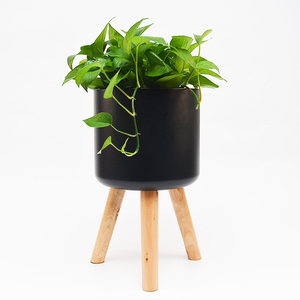 <span class=keywords><strong>Maceta</strong></span> de Metal de pie <span class=keywords><strong>con</strong></span> tres <span class=keywords><strong>patas</strong></span> de <span class=keywords><strong>madera</strong></span> para decoración del hogar y jardín, venta al por mayor, macetas de flores - Product Image 1