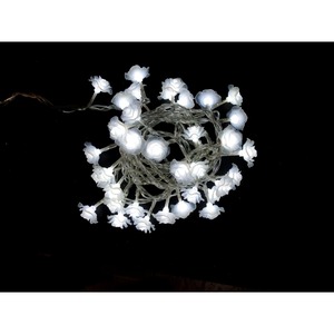 35 luces navideñas LED con rosas blancas, blanco frío, funcionan con pilas, 3,5+1,5 m - Product Image 1