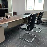 Chaise de bureau moderne et simple en PU pour salle de conférence, avec dossier en forme d'arche, base en métal, accoudoirs fixes