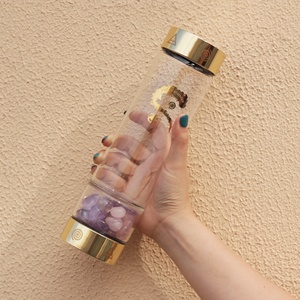 Bottiglia d'acqua con gemma motivazionale trasparente infusa di elisir di cristallo dorato con custodia protettiva e pietre curative con cristalli rimovibili - Product Image 2