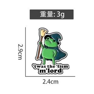 Spilla in Smalto Twas Tism MLord Frog Wizard, Lega di Zinco Placcata in Nichel Nero, Badge 3D a Forma di Rana con Scopa - Product Image 5