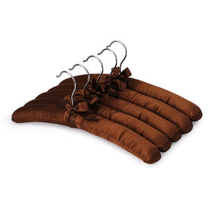 <span class=keywords><strong>Cintres</strong></span> en soie pour robe de mariée <span class=keywords><strong>Cintres</strong></span> <span class=keywords><strong>rembourrés</strong></span> antidérapants pour chandails Grand cintre rembourré en <span class=keywords><strong>satin</strong></span> coloré pour vêtements pour femmes - Product Image 3