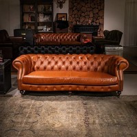 Canapé trois places en cuir véritable ciré style rétro américain, avec détails à boucles et rivets, idéal pour salon et petit appartement, design de créateur, vente en gros