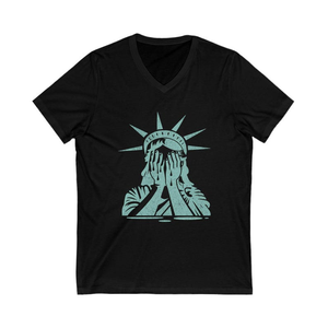 T-shirt con scollo a V con statua della Libertà che piange - Anti-Trump, Anti MAGA, T-shirt per proteste, T-shirt per attivisti, Maglietta per proteste - Product Image 1