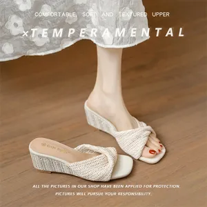 Sandales compensées ajourées plissées pour femme, élégantes et confortables, à bout carré, pour l'été et les banquets - Product Image 4