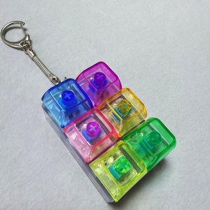 Porte-clés anti-stress en plastique coloré à 6 boutons pour adultes, unisexe, outil de décompression, pour les 36-60 ans - Product Image 1