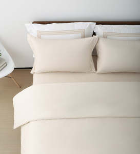 Juego de Ropa de Cama Sedosa para Toda Temporada, Color Crema Beige Brillante, con Sábana Ajustable Profunda de Varios Tamaños, Antiviral, Suave para la Piel y Seca - Product Image 2