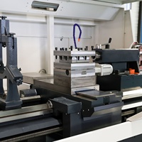 Torno CNC Horizontal de Alta Rigidez de 2 Ejes, 650 mm de Diámetro de Torneado, 400 mm de Recorrido en X, Riel Guía Reforzado, 105 mm de Diámetro Interior, Control GSK, Uso Pesado