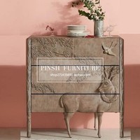 Commode en bois de style rustique américain avec motif de feuilles d'élan, armoire de style antique français vieilli, décorative avec relief floral d'oiseaux