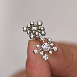 Orecchini a Perno in Argento a Forma di Fiocco di Neve con Zirconi Taglio Brillante Rotondo, Gioielli da Festa per Donna - Product Image 1