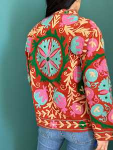 Chaqueta Acolchada Floral de Otoño-Invierno, Bordada a Mano con Diseño Suzani, Ecológica, de Lona Tejida, Estilo Boho, con Botones de Algodón, de la Mejor Calidad - Product Image 3