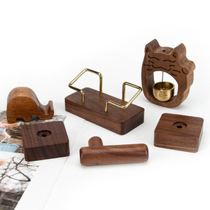 Madera de Nogal Negro Sólido OEM, Tallada con CNC, para Mostradores de Bar Personalizados y Estantes de Exhibición para Bodegas, Ideal para Hostelería de Lujo - Product Image 1