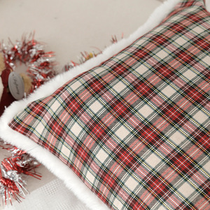 Housse <span class=keywords><strong>de</strong></span> coussin en tissu à carreaux <span class=keywords><strong>de</strong></span> Noël <span class=keywords><strong>de</strong></span> haute qualité avec pompons pour la décoration <span class=keywords><strong>de</strong></span> fête - Product Image 3