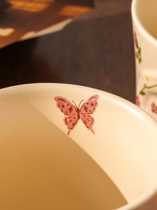 Tazza da Caffè in Ceramica Personalizzabile con Uccelli e Farfalle Dipinti a Mano, Design Floreale, Manico Intrecciato, Stile Foresta, Regalo per Ragazze - Product Image 5