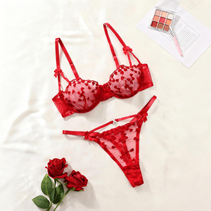 2026 Lencerí<span class=keywords><strong>a</strong></span> de cintura baja, sexy, roja, transpirable, ecológica y cómoda, con sujetador de encaje de malla, bordado de amor y lazo, estilo bikini llamativo - Product Image 1