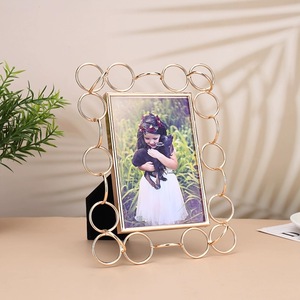 <span class=keywords><strong>Cadre</strong></span> photo personnalisé lumière luxe Cercle d'or <span class=keywords><strong>cadre</strong></span> photo de haute qualité style européen mariage <span class=keywords><strong>cadre</strong></span> photo en métal - Product Image 2