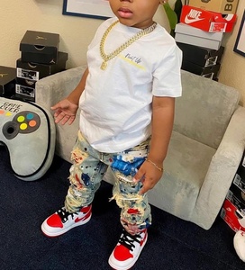 T-shirt à manches courtes en coton pour garçons, vêtements d'été pour enfants, haut pour enfants et pantalon en <span class=keywords><strong>jean</strong></span> déchiré avec patchs, ensemble de survêtement pour enfants - Product Image 1