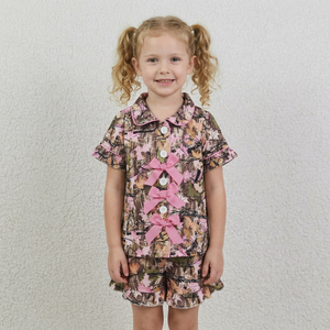 Ensemble de pyjama pour filles à imprimé camouflage, manches courtes avec nœuds roses, style short confortable - Product Image 1